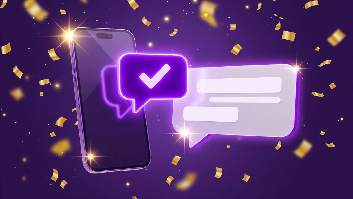 Celular con un mensaje de confirmación y un formulario de registro en tonos violeta